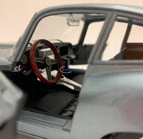 JAGUAR E-Type Coupe 1961 1:18 model Bburago 12044 JAGUAR E-Type Coupe 1961 1:18 model Bburago 12044