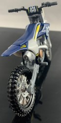 Husqvarna FC 450 na podstawce model Maisto 1:18