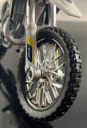 Husqvarna FC 450 na podstawce model Maisto 1:18