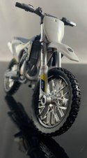 Husqvarna FC 450 na podstawce model Maisto 1:18