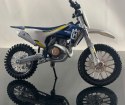 Husqvarna FC 450 na podstawce model Maisto 1:18