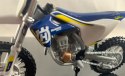 Husqvarna FC 450 na podstawce model Maisto 1:18