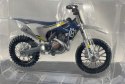 Husqvarna FC 450 na podstawce model Maisto 1:18