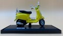 Piaggio Vespa LXV 2013 skuter model 1:18 Maisto