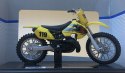 Suzuki RM 250 model na podstawce 1:18 Maisto