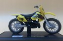 Suzuki RM 250 model na podstawce 1:18 Maisto