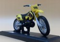 Suzuki RM 250 model na podstawce 1:18 Maisto