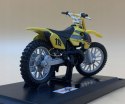 Suzuki RM 250 model na podstawce 1:18 Maisto