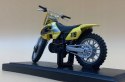 Suzuki RM 250 model na podstawce 1:18 Maisto