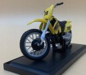 Suzuki RM 250 model na podstawce 1:18 Maisto