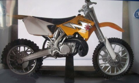 SUZUKI RM 250 motocykl model 1:18 Welly metalowy SUZUKI RM 250 motocykl model 1:18 Welly metalowy