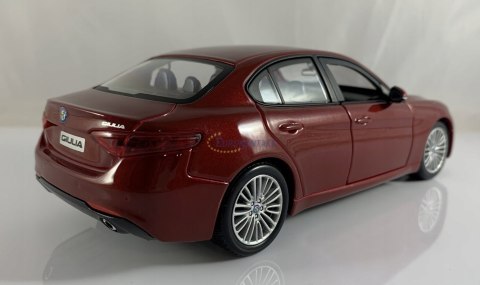 Alfa Romeo Giulia red 1:24 model Bburago 21080 Alfa Romeo Giulia red 1:24 model Bburago 21080