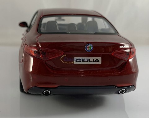 Alfa Romeo Giulia red 1:24 model Bburago 21080 Alfa Romeo Giulia red 1:24 model Bburago 21080