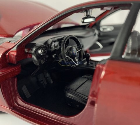 Alfa Romeo Giulia red 1:24 model Bburago 21080 Alfa Romeo Giulia red 1:24 model Bburago 21080