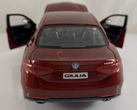 Alfa Romeo Giulia red 1:24 model Bburago 21080 Alfa Romeo Giulia red 1:24 model Bburago 21080