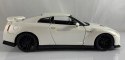 Nissan GT-R 2017 biały 1:24 model Bburago 21082