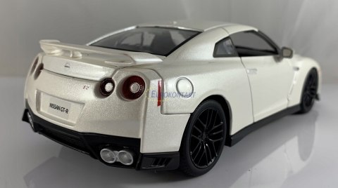 Nissan GT-R 2017 biały 1:24 model Bburago 21082 Nissan GT-R 2017 biały 1:24 model Bburago 21082