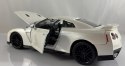 Nissan GT-R 2017 biały 1:24 model Bburago 21082