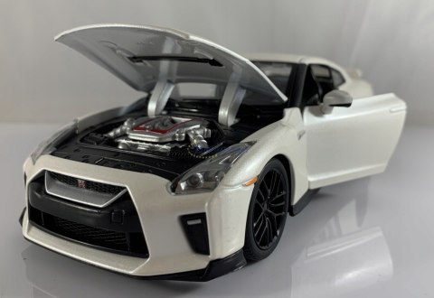 Nissan GT-R 2017 biały 1:24 model Bburago 21082 Nissan GT-R 2017 biały 1:24 model Bburago 21082