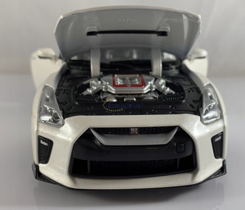 Nissan GT-R 2017 biały 1:24 model Bburago 21082 Nissan GT-R 2017 biały 1:24 model Bburago 21082