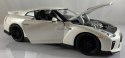 Nissan GT-R 2017 biały 1:24 model Bburago 21082