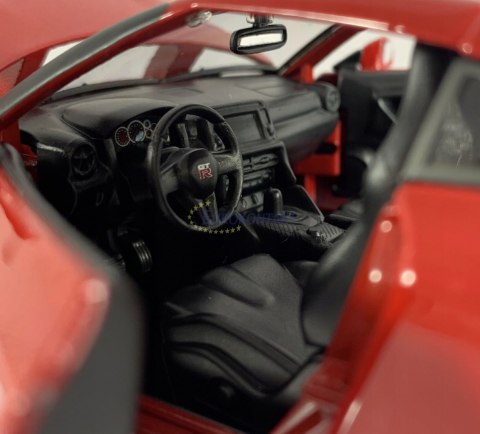 Nissan GT-R 2017 red 1:24 model Bburago 21082 Nissan GT-R 2017 red 1:24 model Bburago 21082