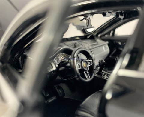 Porsche Macan black 1:24 model Bburago 21077 SUV Porsche Macan black 1:24 model Bburago 21077 SUV
