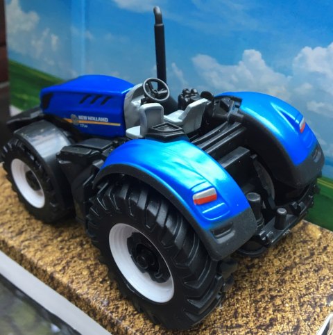 Traktor New Holland T7.315 z napędem BBURAGO metal Traktor New Holland T7.315 z napędem BBURAGO metal