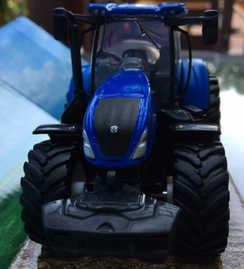 Traktor New Holland T7.315 z napędem BBURAGO metal Traktor New Holland T7.315 z napędem BBURAGO metal