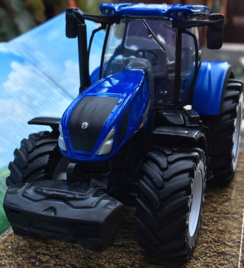 Traktor New Holland T7.315 z napędem BBURAGO metal Traktor New Holland T7.315 z napędem BBURAGO metal