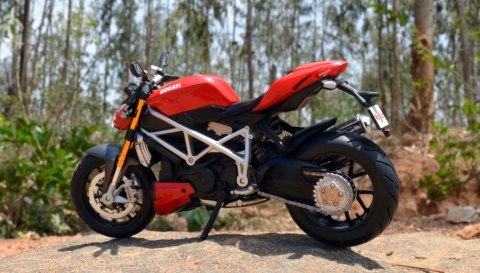 DUCATI Streetfighter SP motocykl model 1:12 Maisto