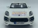 Porsche Macan white 1:24 model Bburago 21077 SUV