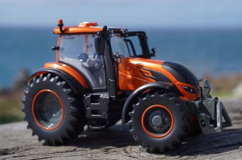 VALTRA TZ54 ciągnik traktor 1:32 Britains 43273 VALTRA TZ54 ciągnik traktor 1:32 Britains 43273