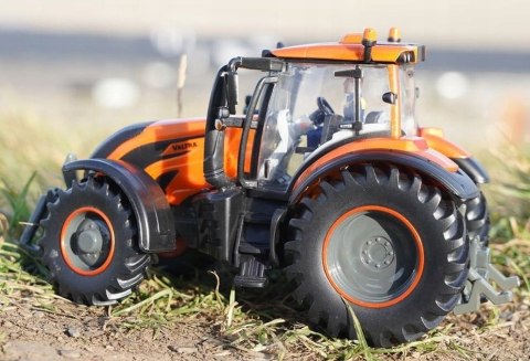 VALTRA TZ54 ciągnik traktor 1:32 Britains 43273 VALTRA TZ54 ciągnik traktor 1:32 Britains 43273