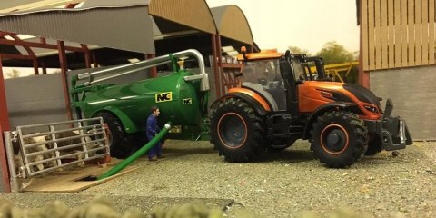 VALTRA TZ54 ciągnik traktor 1:32 Britains 43273 VALTRA TZ54 ciągnik traktor 1:32 Britains 43273