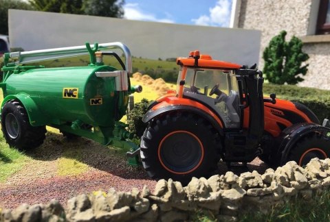 VALTRA TZ54 ciągnik traktor 1:32 Britains 43273 VALTRA TZ54 ciągnik traktor 1:32 Britains 43273
