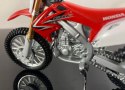 HONDA CRF 450 R na podstawce model 1:18 Maisto