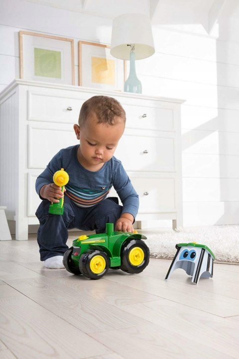 ZBUDUJ traktor Johny 18 m-cy JOHN DEERE TOMY 46655 ZBUDUJ traktor Johny 18 m-cy JOHN DEERE TOMY 46655