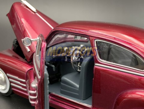 Chevrolet Aerosedan Fleetline 1:24 Motormax 73266 Chevrolet Aerosedan Fleetline 1:24 Motormax 73266