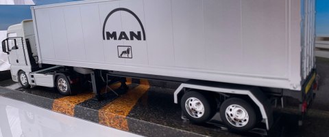 MAN TGX 18.440 ciągnik z naczepą TIR WELLY 1:32 MAN TGX 18.440 ciągnik z naczepą TIR WELLY 1:32