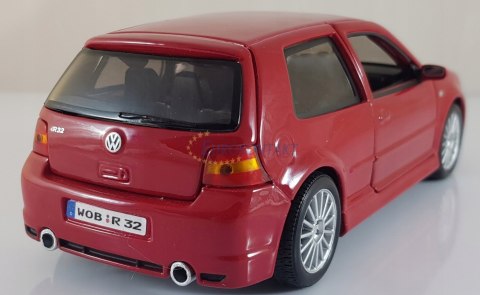 Volkswagen VW Golf R32 red 1:24 Maisto 31290 Volkswagen VW Golf R32 red 1:24 Maisto 31290