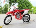 YAMAHA YZ-450F z podstawką model 1:18 Maisto