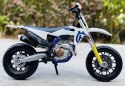 Husqvarna FS 450 Supermoto motocykl 1:18 Bburago