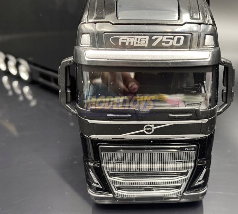 VOLVO FH16 750 ciągnik z naczepą Bburago 1:43 VOLVO FH16 750 ciągnik z naczepą Bburago 1:43