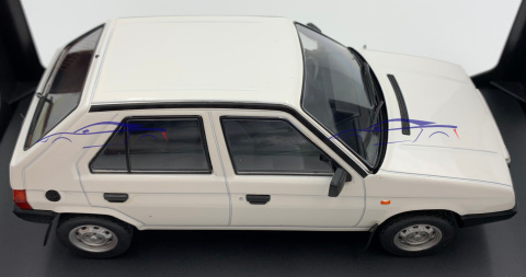Skoda Favorit 135L 1989 model METAL WhiteBox 1:24 Skoda Favorit 135L 1989 model METAL WhiteBox 1:24