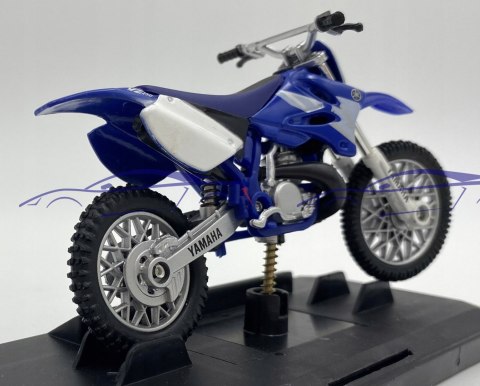 YAMAHA YZ 250 2004 na podstawce 1:18 Motormax YAMAHA YZ 250 2004 na podstawce 1:18 Motormax