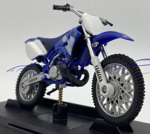YAMAHA YZ 250 2004 na podstawce 1:18 Motormax YAMAHA YZ 250 2004 na podstawce 1:18 Motormax