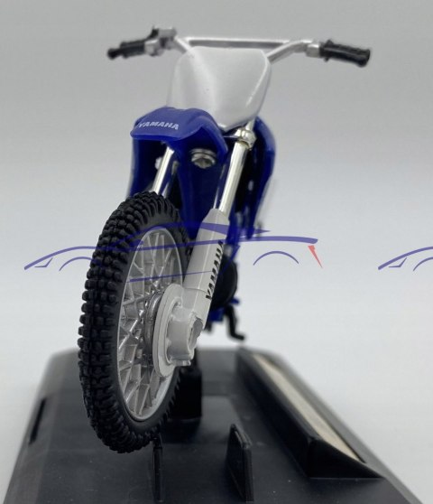 YAMAHA YZ 250 2004 na podstawce 1:18 Motormax YAMAHA YZ 250 2004 na podstawce 1:18 Motormax