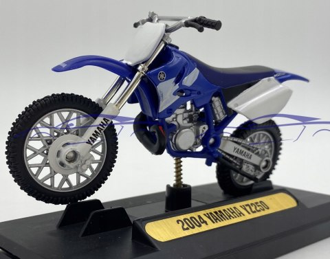 YAMAHA YZ 250 2004 na podstawce 1:18 Motormax YAMAHA YZ 250 2004 na podstawce 1:18 Motormax