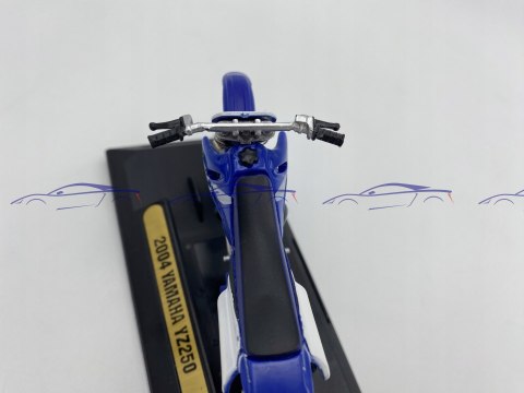 YAMAHA YZ 250 2004 na podstawce 1:18 Motormax YAMAHA YZ 250 2004 na podstawce 1:18 Motormax
